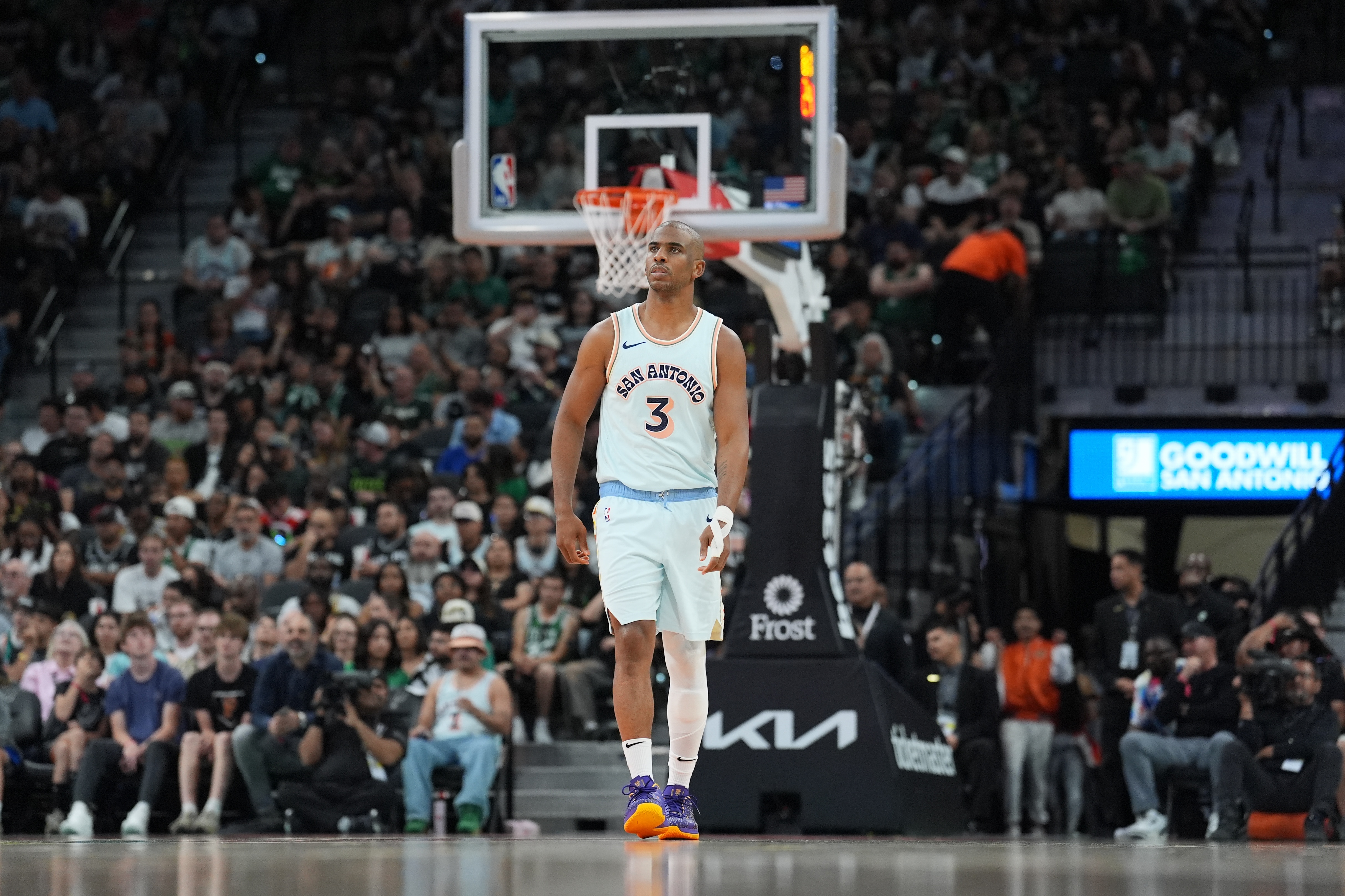 时光挡不住☹️保罗出场17分钟三分3中2得6分4助 出现3次失误