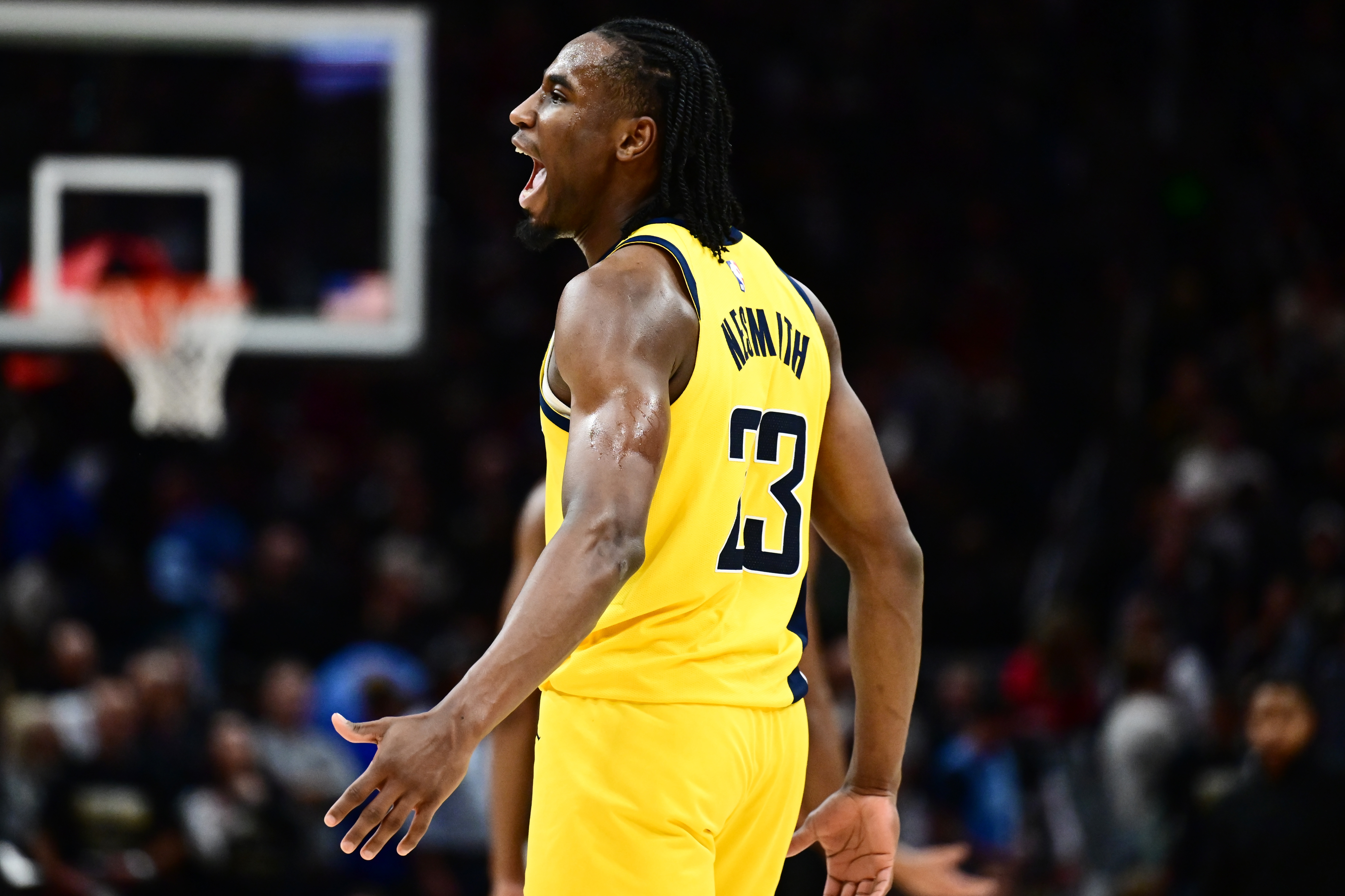 带伤作战！内史密斯半场6中4拿到12分2板1助2断 正负值+18