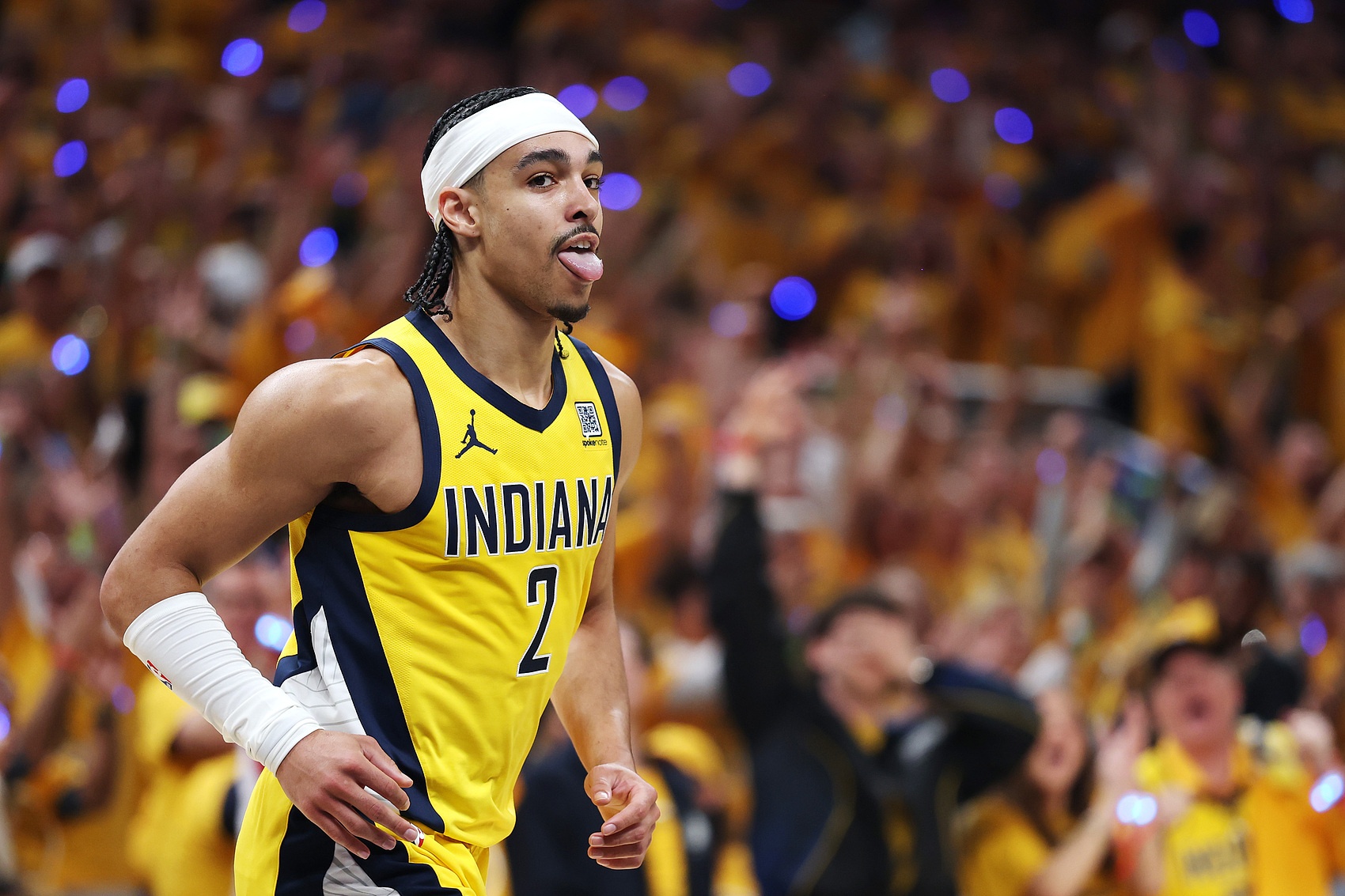 攻守兼备！内姆哈德半场6中3贡献9分4板2助 三分1中1