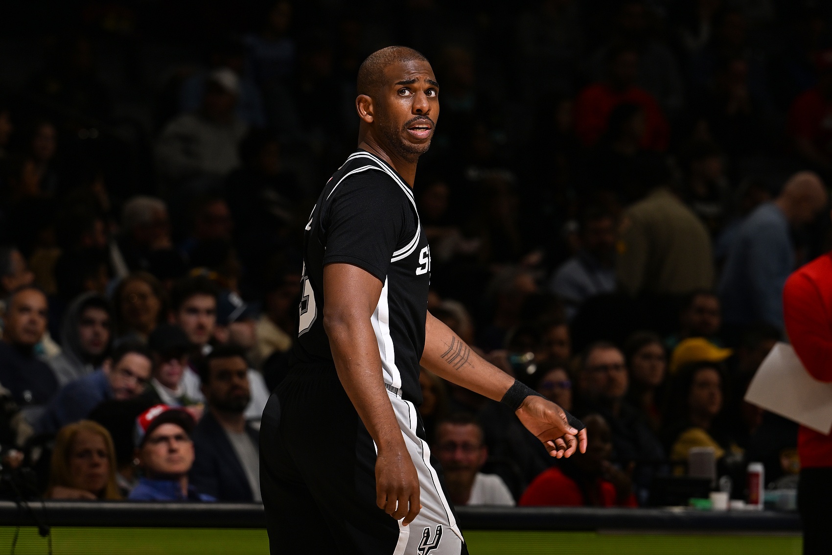 打满82场！40岁想出任首发~Shams：保罗昨天和雄鹿官员进行了交流