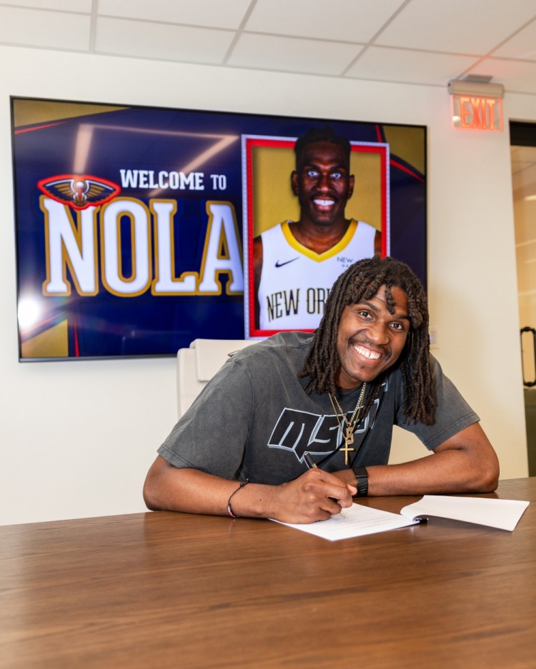 开启新篇章！鹈鹕晒卢尼签约照：正式落笔签约！