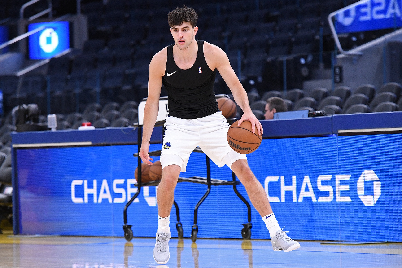 还得练！阿姆斯特朗7中2拿5分7助2断 出现7犯规&正负值-33...