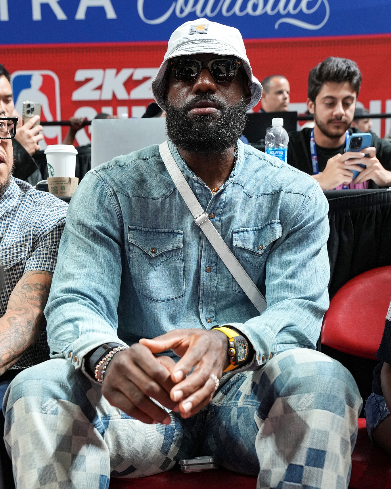 队记：在有关詹姆斯的交易中 湖人拒绝接手延续到2025-26后的合同