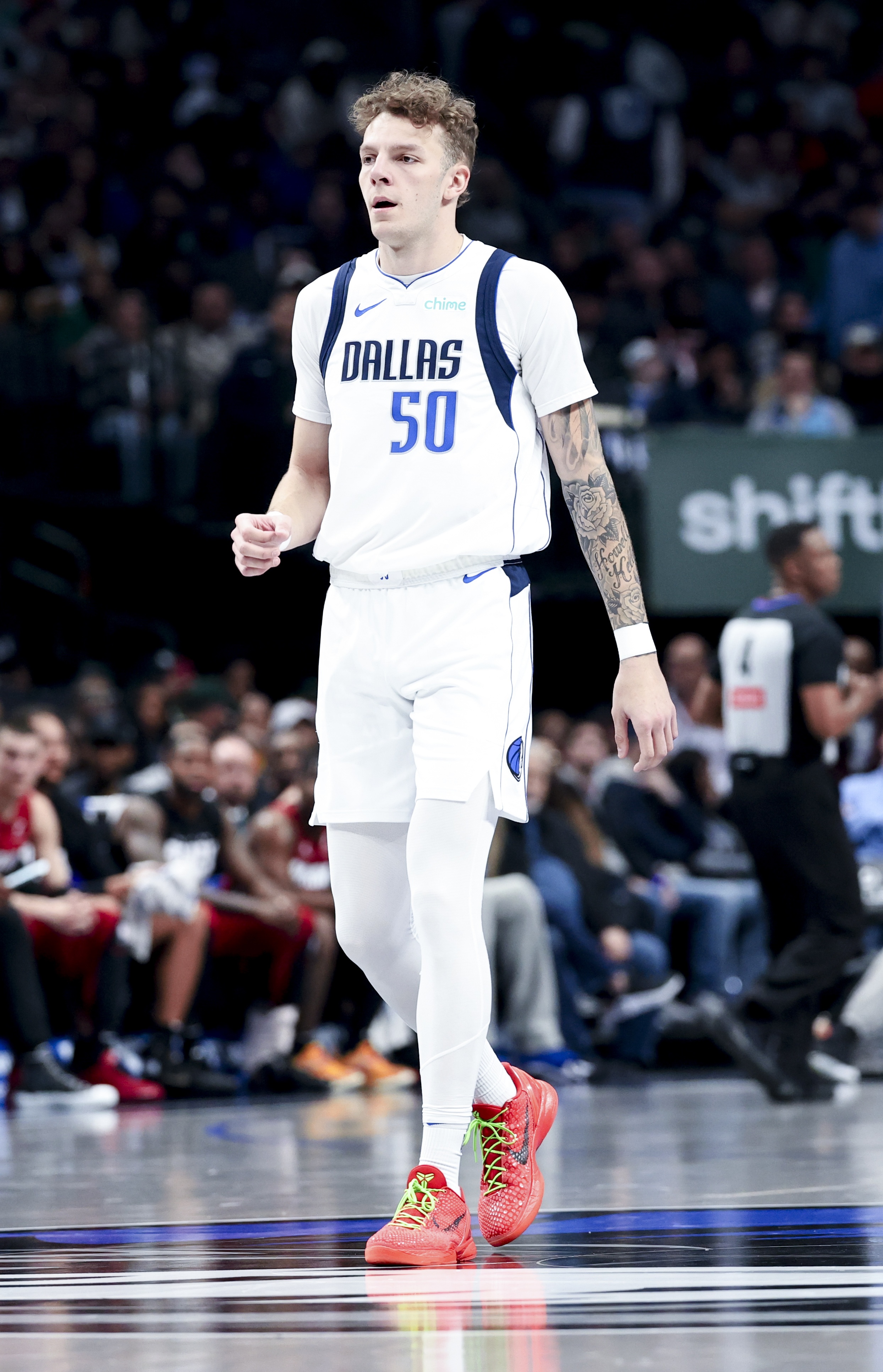 28岁去年才打上NBA！美记：湖人与中锋凯勒-凯利签下训练营合同