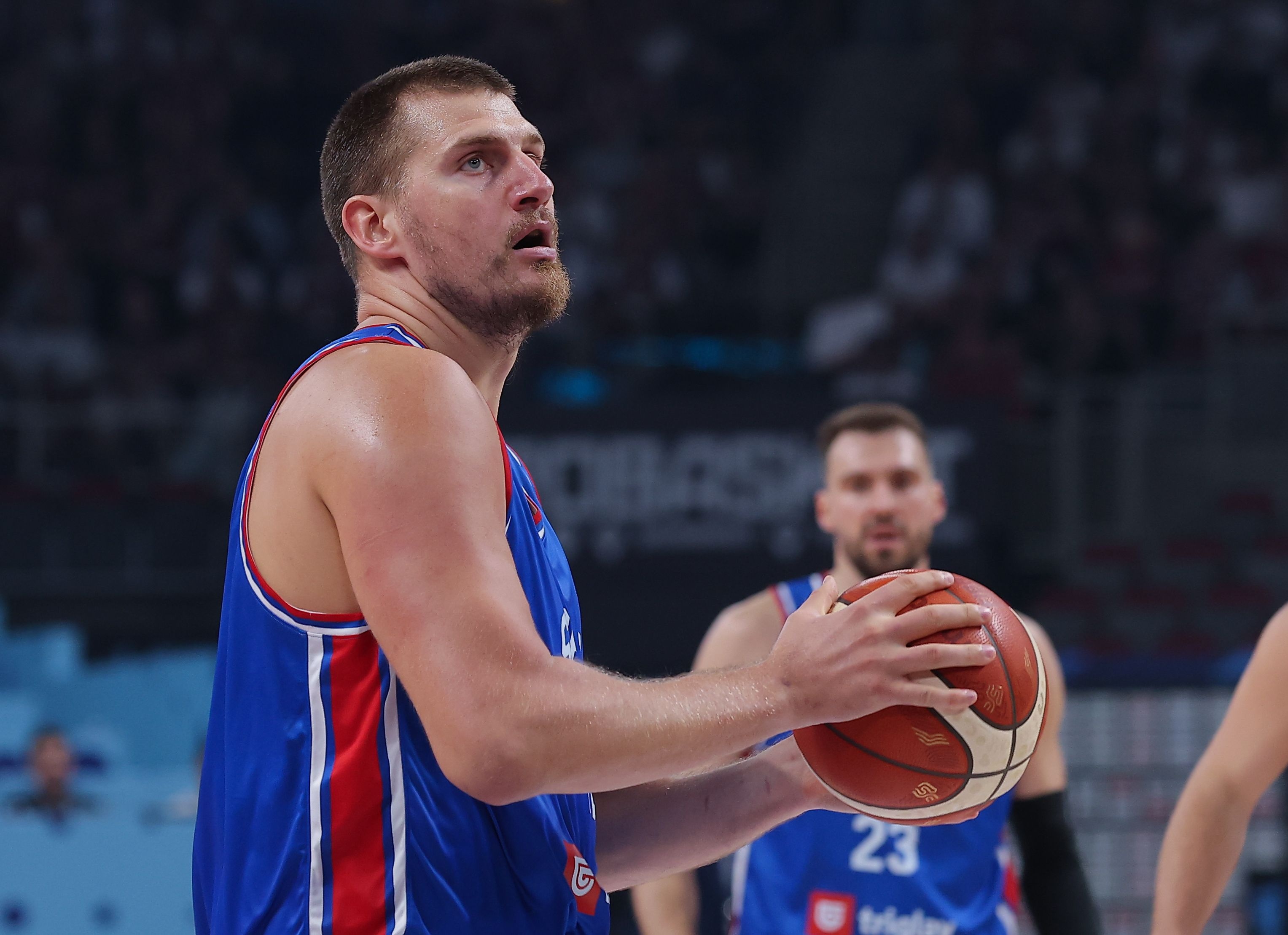 数据？无所谓的！约基奇划水仅得6分 替补席跟着音乐摇摆跟唱