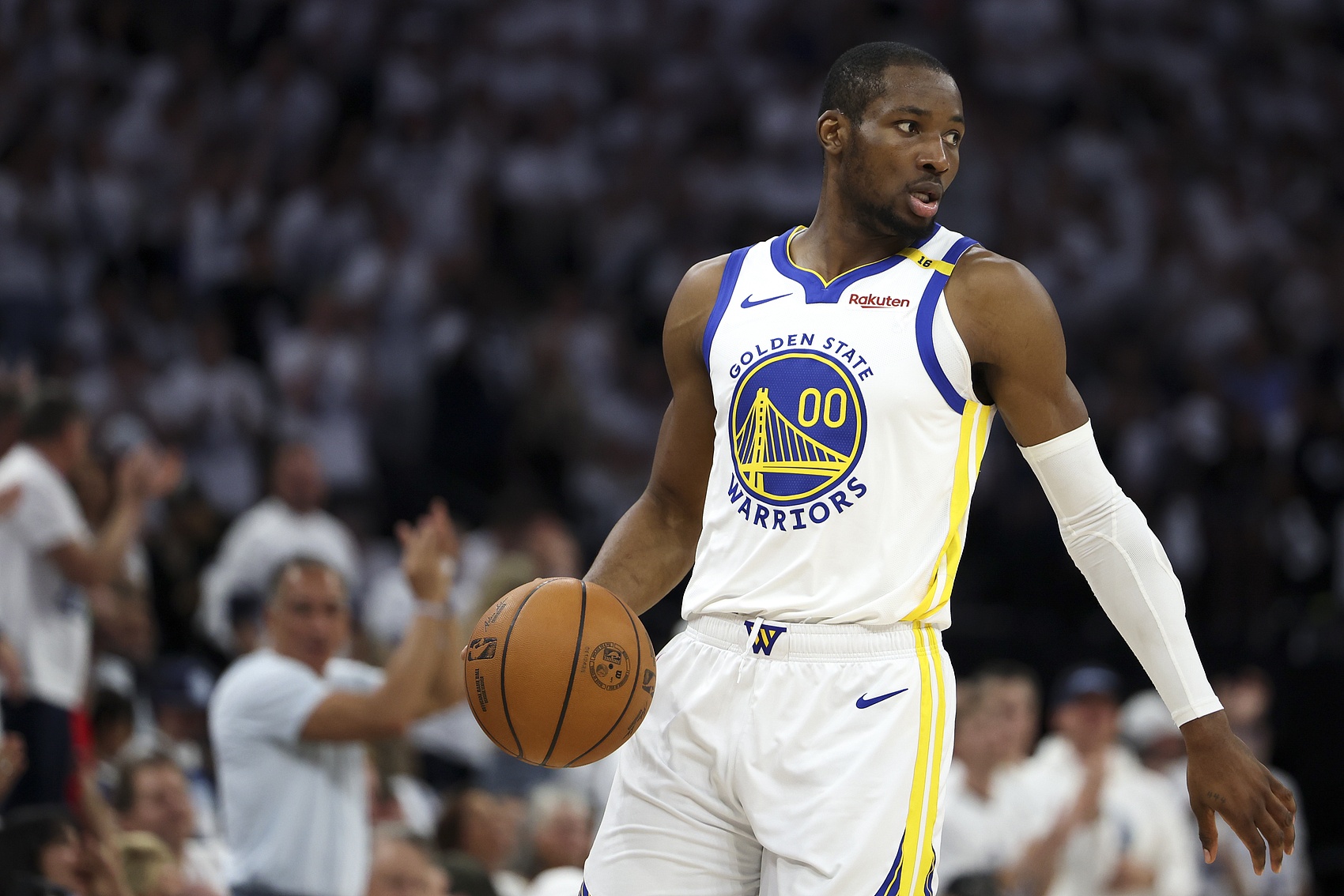 名记：库明加可能无限拖延 因为没有规定说他要在训练营前做决定