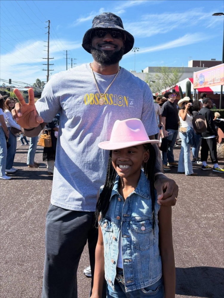 慈世平晒参加湖人亲子活动：感谢东契奇和詹姆斯与我孙女合影