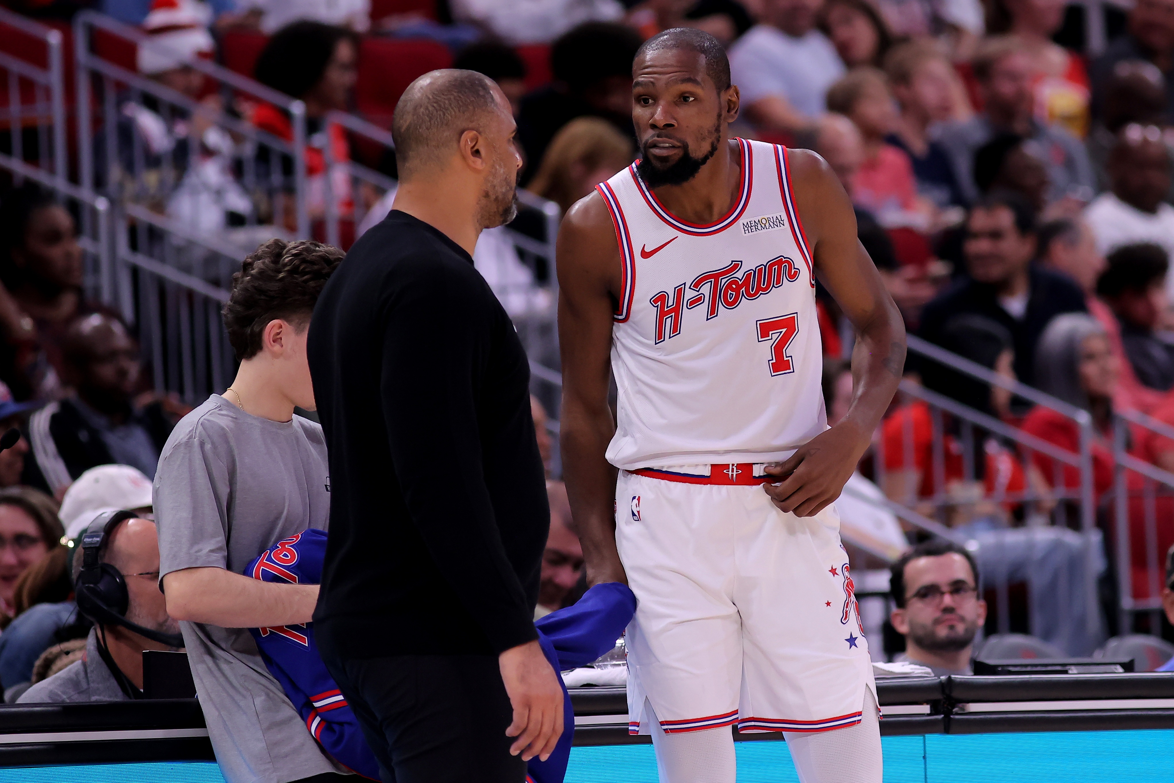 乌度卡：在篮网有哈登欧文这种老将KD无需过多地发声 现在则不同