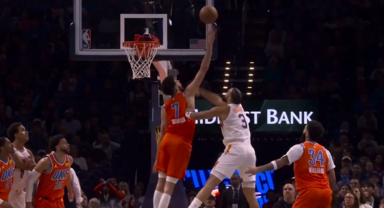 看我瘦就打我？狄龙强顶开切特试图上篮 切特还是送钉板大帽