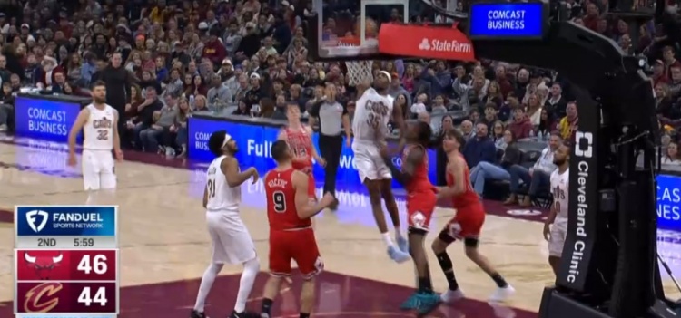 好家伙！阿伦积极拼到前场板 汤姆林虚晃旱地拔葱单臂炸扣！