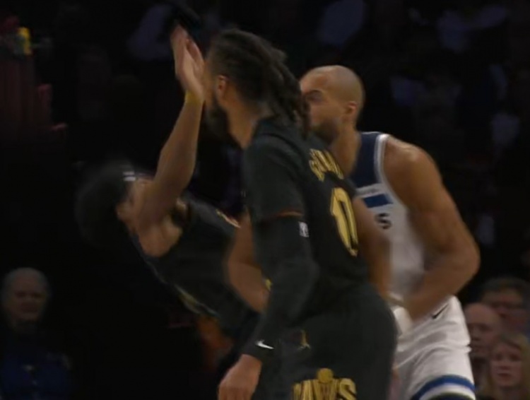 无情铁肘！戈贝尔单打阿伦将后者肘出界外被吹进攻犯规