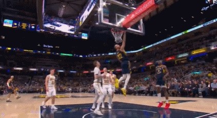 这也太骚了！赫夫突破空中拧麻花反手扣篮 哈利伯顿一脸不可思议