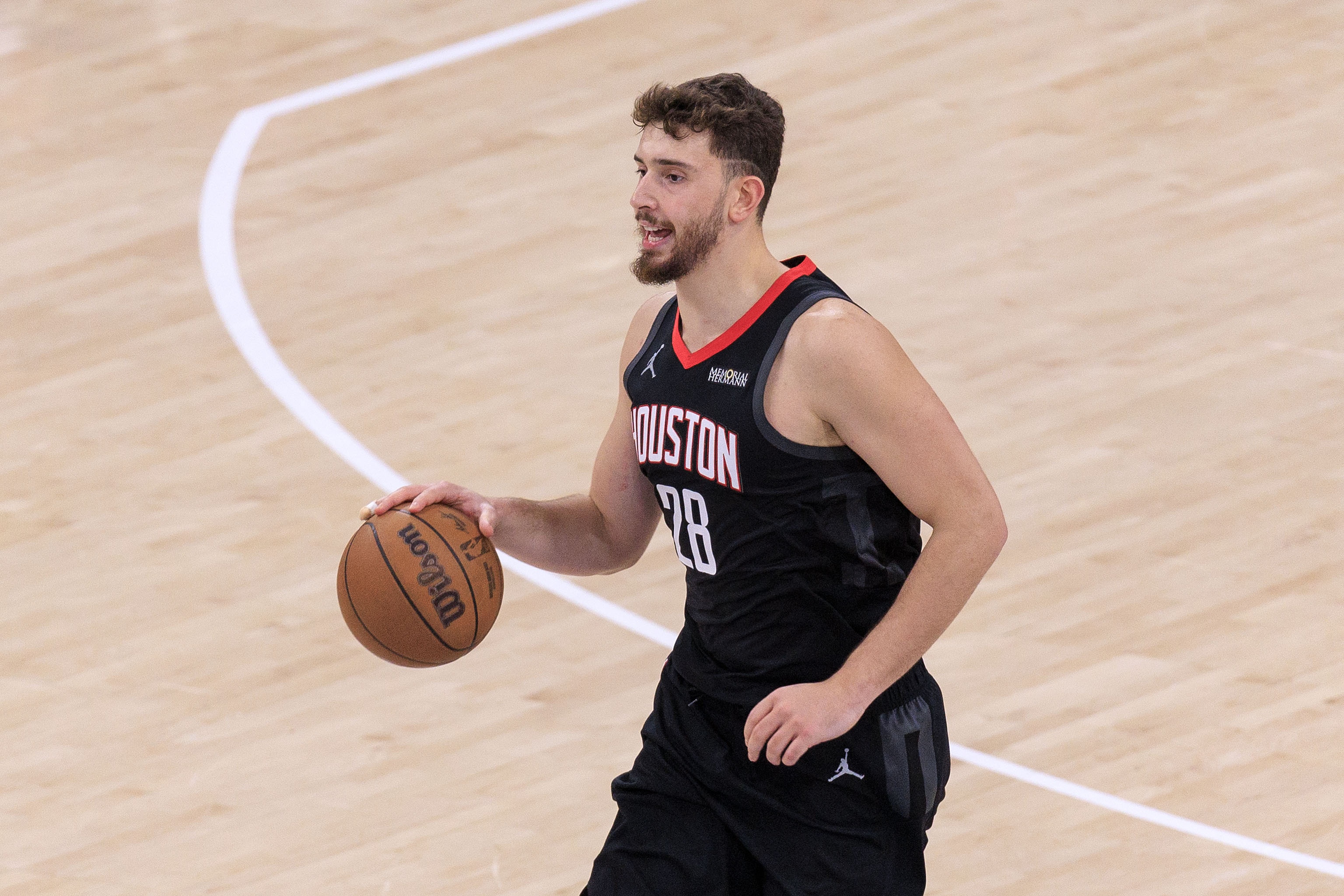 太低级了！申京出现界内发球失误 白白交出球权